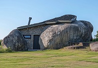 christianweblog_The_house_is_built_into_the_side_of_an_enormo_68f7bc84-9fd7-41a9-9c70-5659ad190ed7_04.jpg